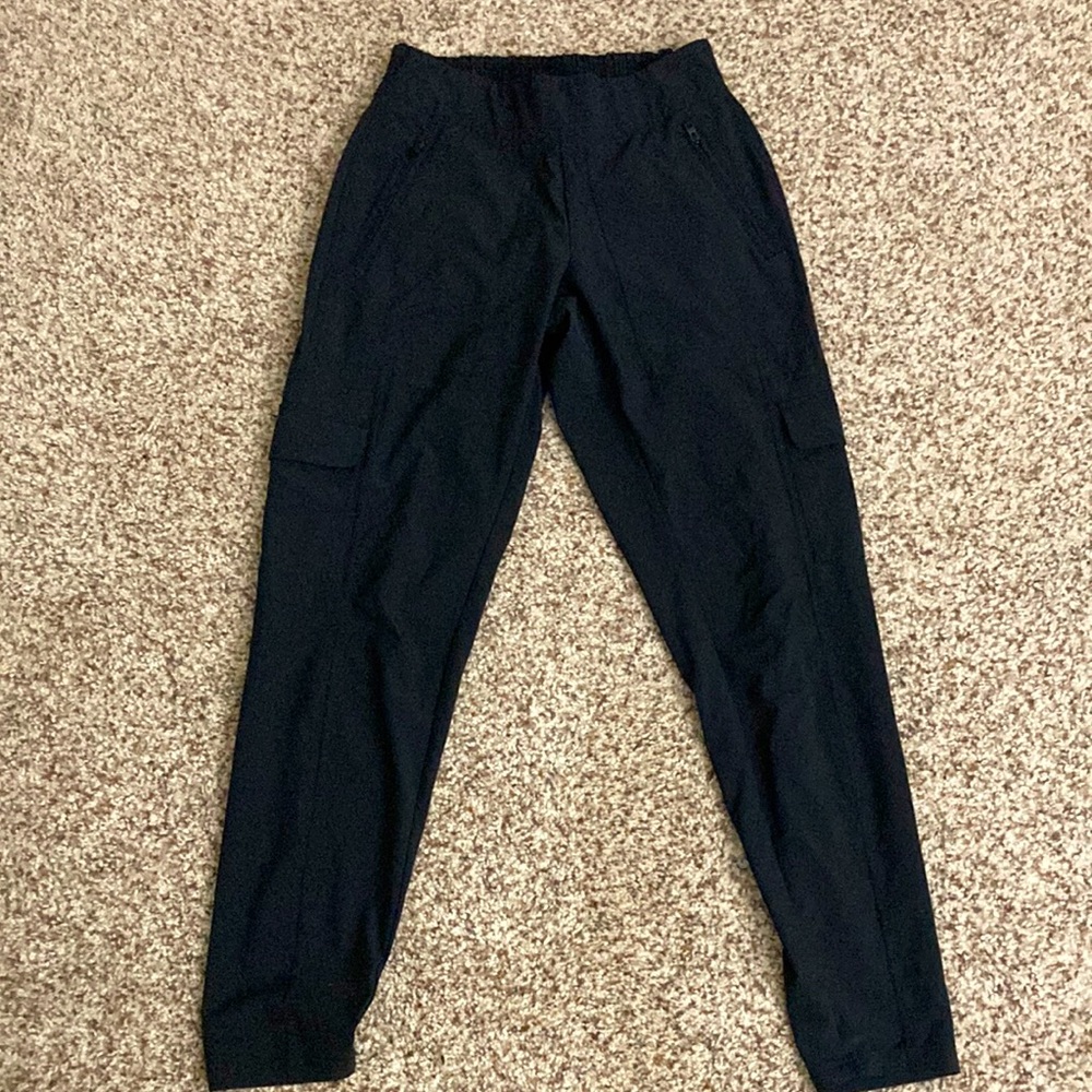Athleta mid rise athletic pants with several pockets